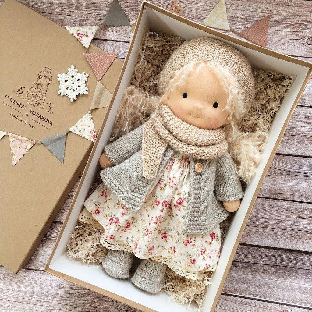 Handgefertigte Waldorf-Kuschelpuppe für Kinder – Bild 8 von 8