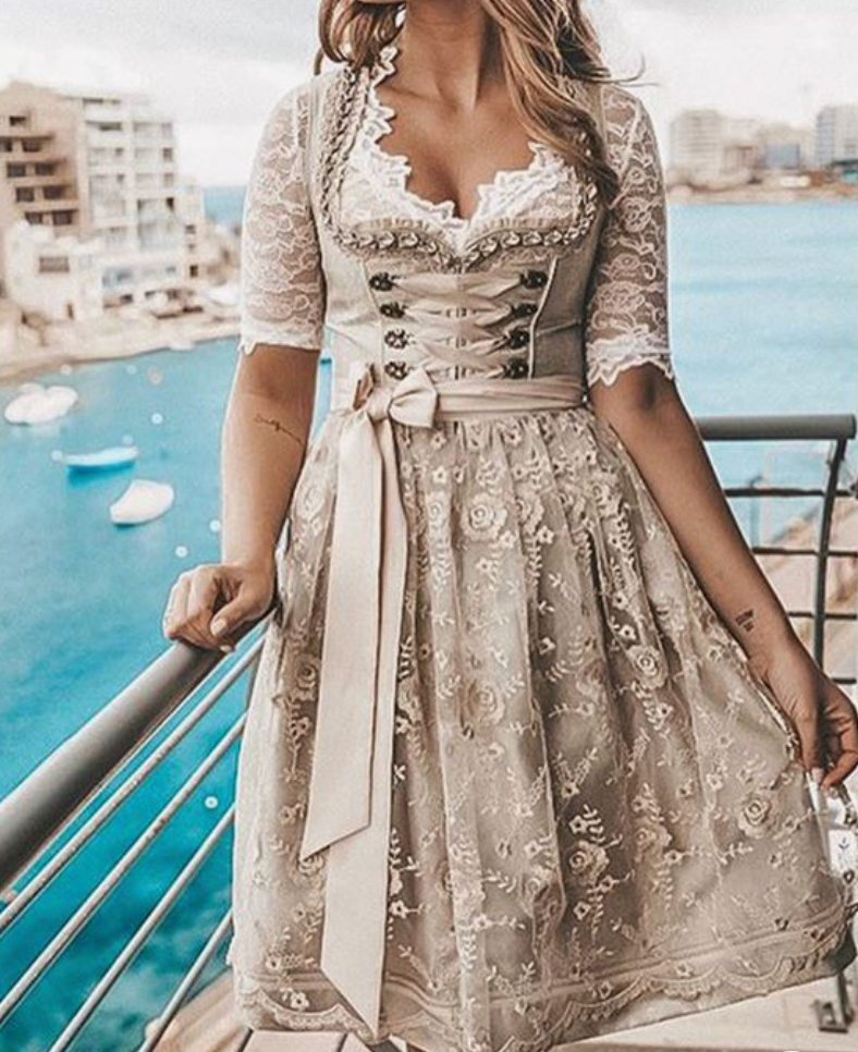 Traditionelles Deutsches Dirndlkleid mit Schnürmieder und Spitzenbluse – Bild 3 von 3