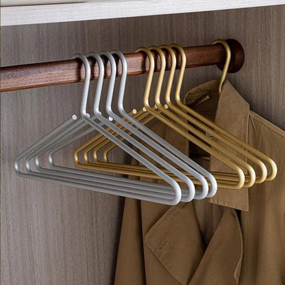 Kleiderzauber – Elegante Metall-Kleiderbügel (5 Stück)