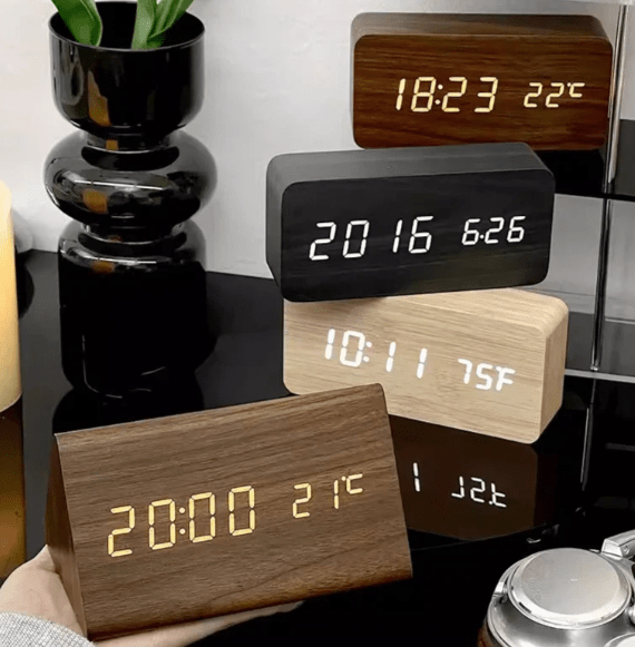 Woodsie – Sprachgesteuerte Holz-Wanduhr