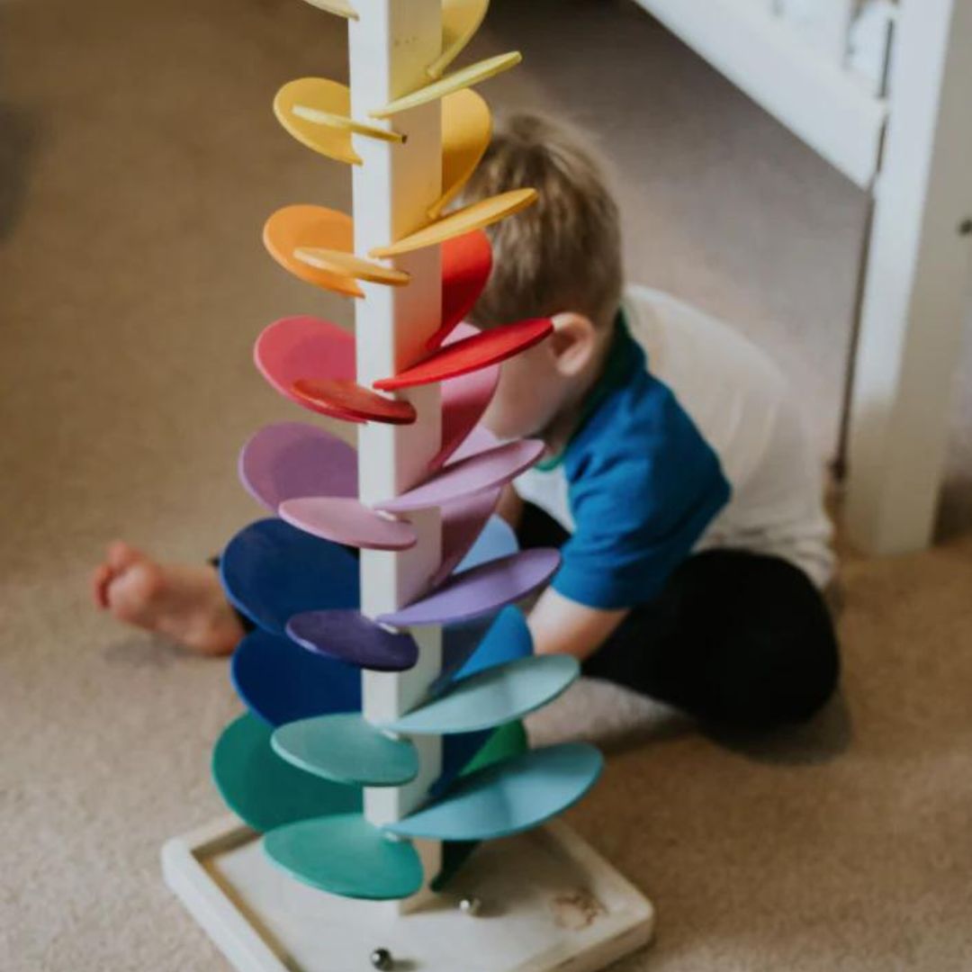 Interaktiver Regenbogen-Murmelturm für Kinder – Bild 3 von 7