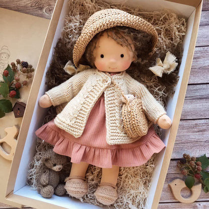 Handgefertigte Waldorf-Kuschelpuppe für Kinder – Bild 3 von 8