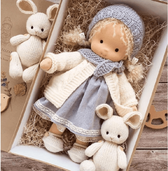 Handgefertigte Waldorf-Kuschelpuppe für Kinder – Bild 5 von 8