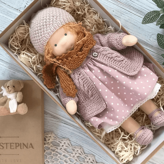 Handgefertigte Waldorf-Kuschelpuppe für Kinder – Bild 4 von 8