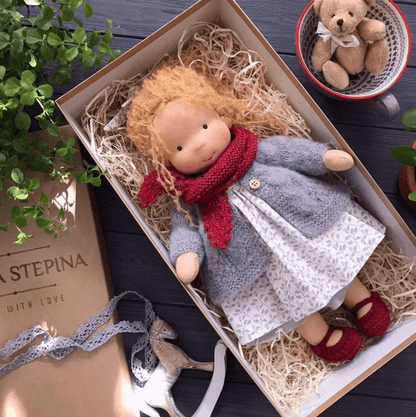 Handgefertigte Waldorf-Kuschelpuppe für Kinder – Bild 7 von 8