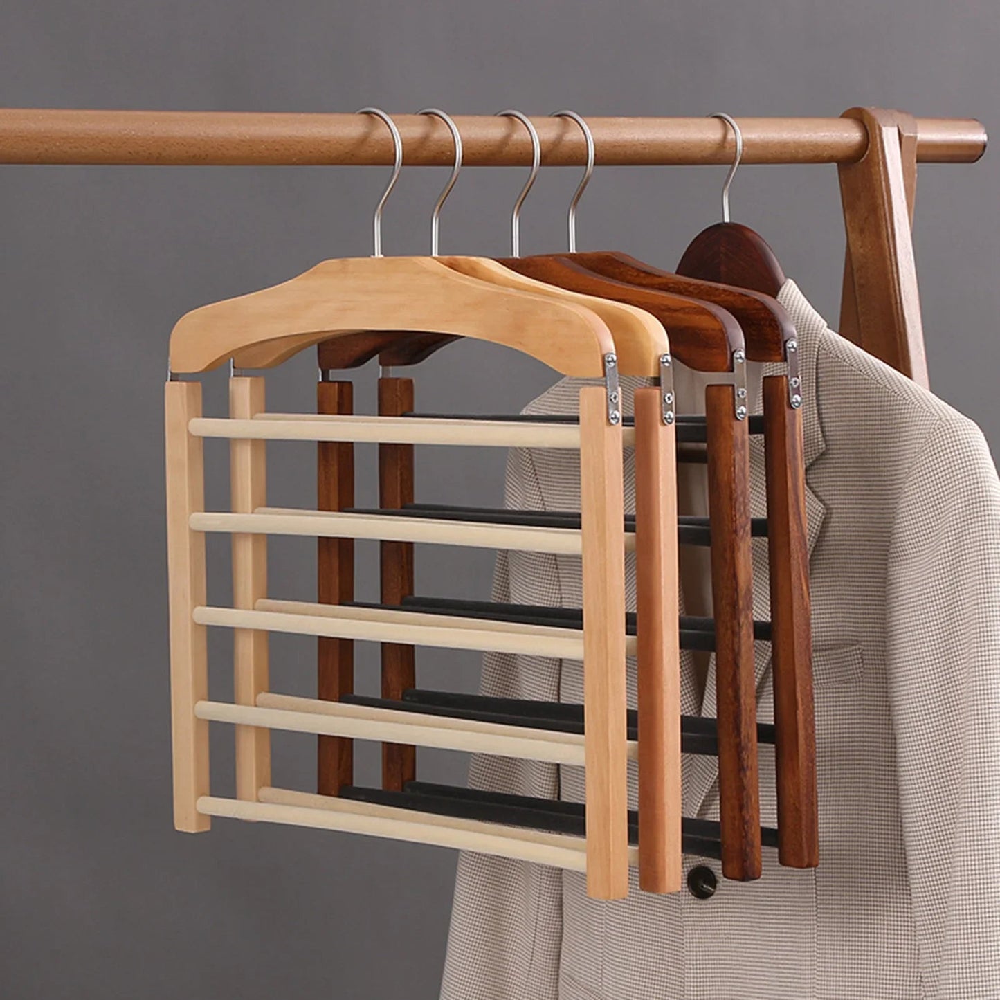 LuxeHanger – Elegante Holz-Kleiderbügel für stilvolle Ordnung