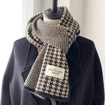 Eleganter Schal aus feiner Seide, Nahaufnahme – Pelanva