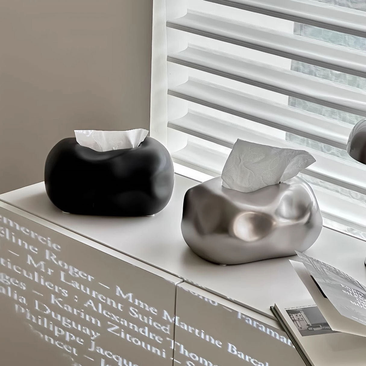 Design-Taschentuchbox aus Keramik in Wolkenform, im Einsatz – Pelanva
