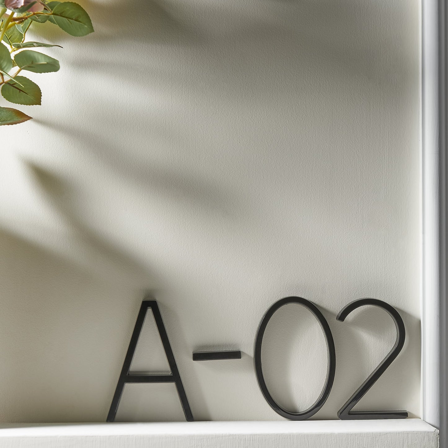 Trilo - Elegante Hausnummer aus Zinklegierung mit schwebendem Design