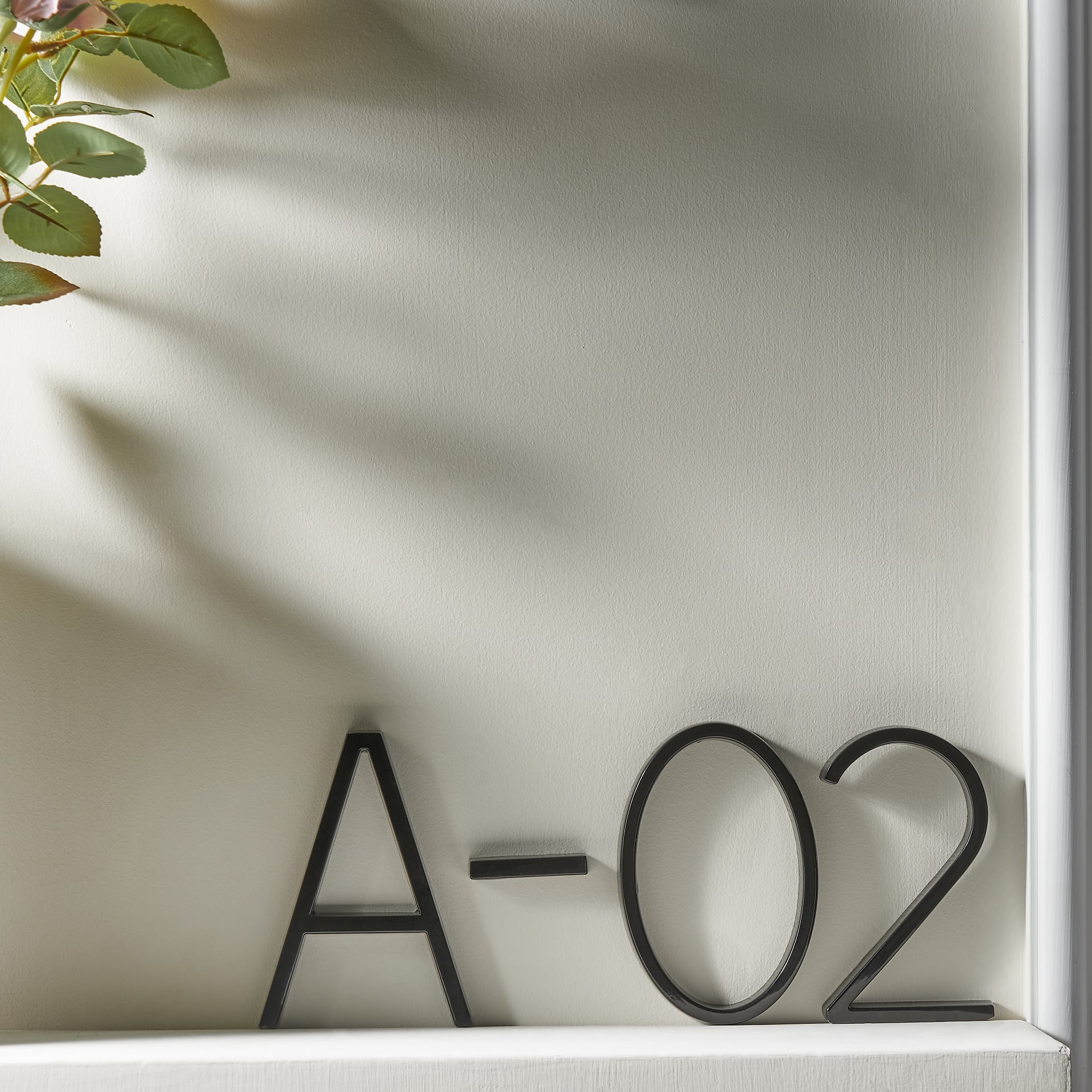 Trilo - Elegante Hausnummer aus Zinklegierung mit schwebendem Design